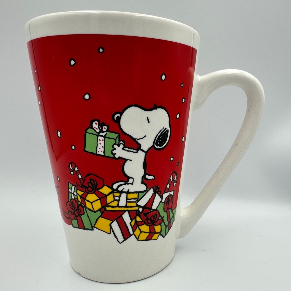 Peanuts Snoopy Santas
Little Helpers Christmas Coffee
Mug Red Porcelain /Ceramic